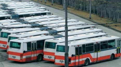 Autobusári hrozia štrajkom. Chcú vyššie platy a vadia im bezplatné vlaky