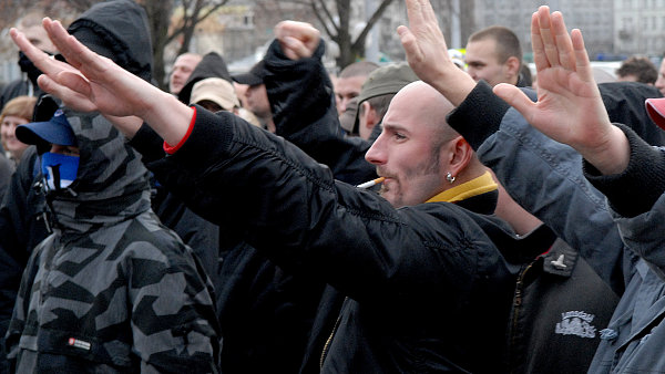 Náckům doba a policie přeje. Zákon na internet nestačí