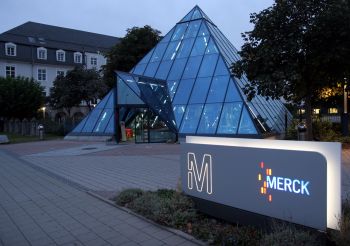 Nádeje Mercku na prevratný liek v liečbe rakoviny pominuli. Akcie klesli